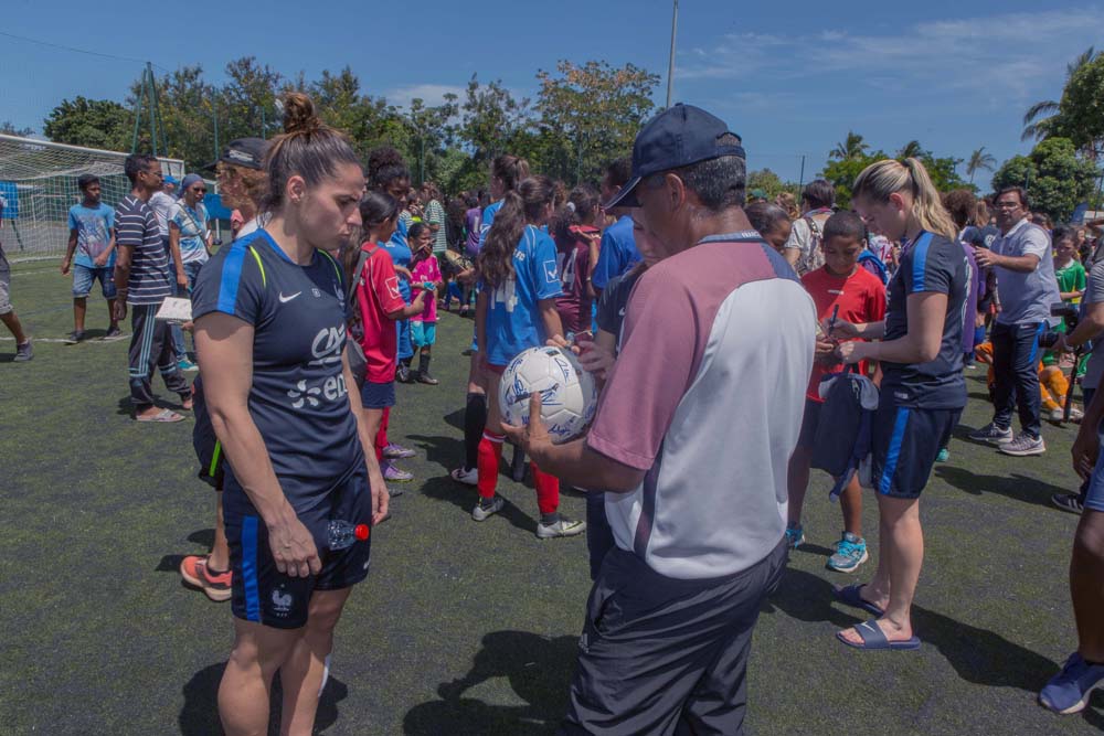 L'équipe de France féminine de foot avec les jeunes