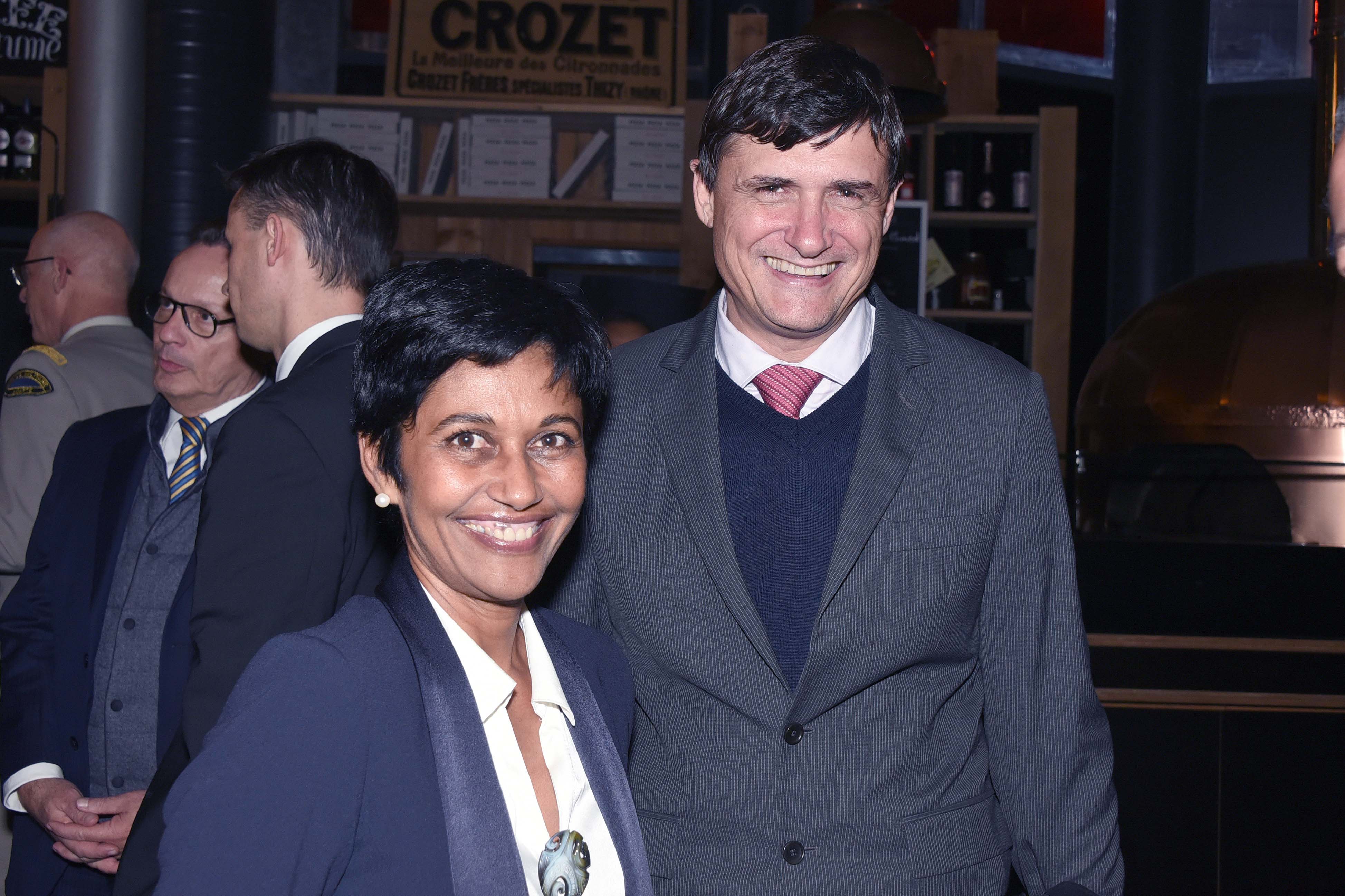 Tout sourire: Ericka Bareigts et Jérôme Isautier, chef d'entreprise réunionnais, ex-président de l'ADIR. Ce dernier s’interrogeant sur une vraie pérennité des emplois que les innovations énergétiques proposées devraient créer...