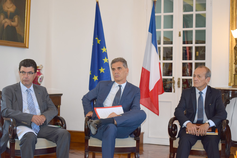 Dominique Sorain entre Maurice Baratte, secrétaire général de la Préfecture, et Loïc Armand, secrétaire général pour les affaires régionales (SGAR)