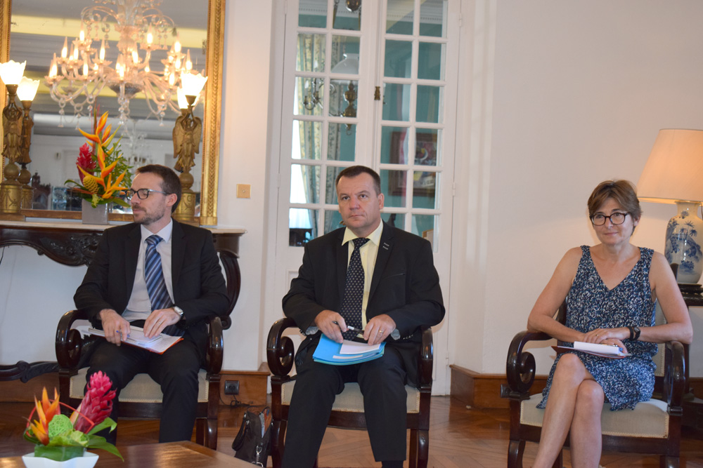 François Bellouard, adjoint au SGAR, Frédéric Carré, sous-préfet de Saint-Paul, et Christine Geoffroy, sous-préfète de Saint-Benoît