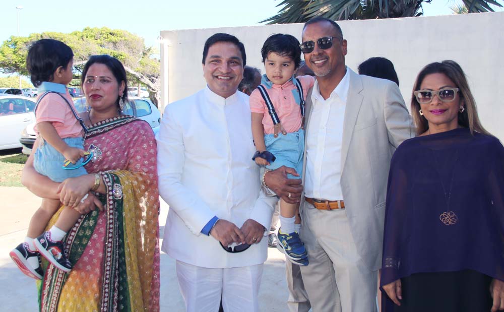 Sanjeev Bhati, son épouse et leurs enfants, avec Joël et Annie Narayanin