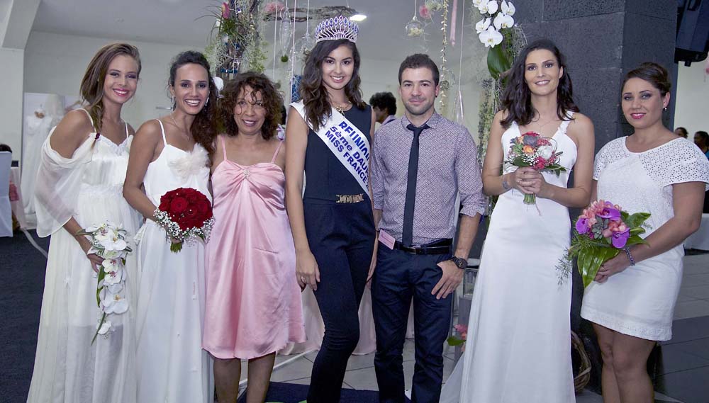 Photo-souvenir avec l'organisatrice, le styliste et les mannequins bénévoles du défilé