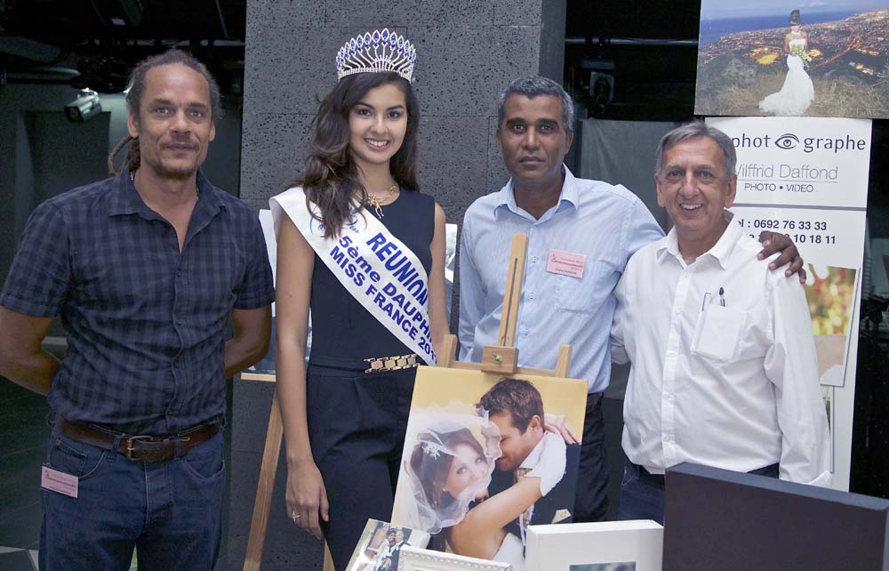 Ambre N'guyen et Aziz Patel avec l'équipe du Photographe dirigée par Wilfrid Daffond