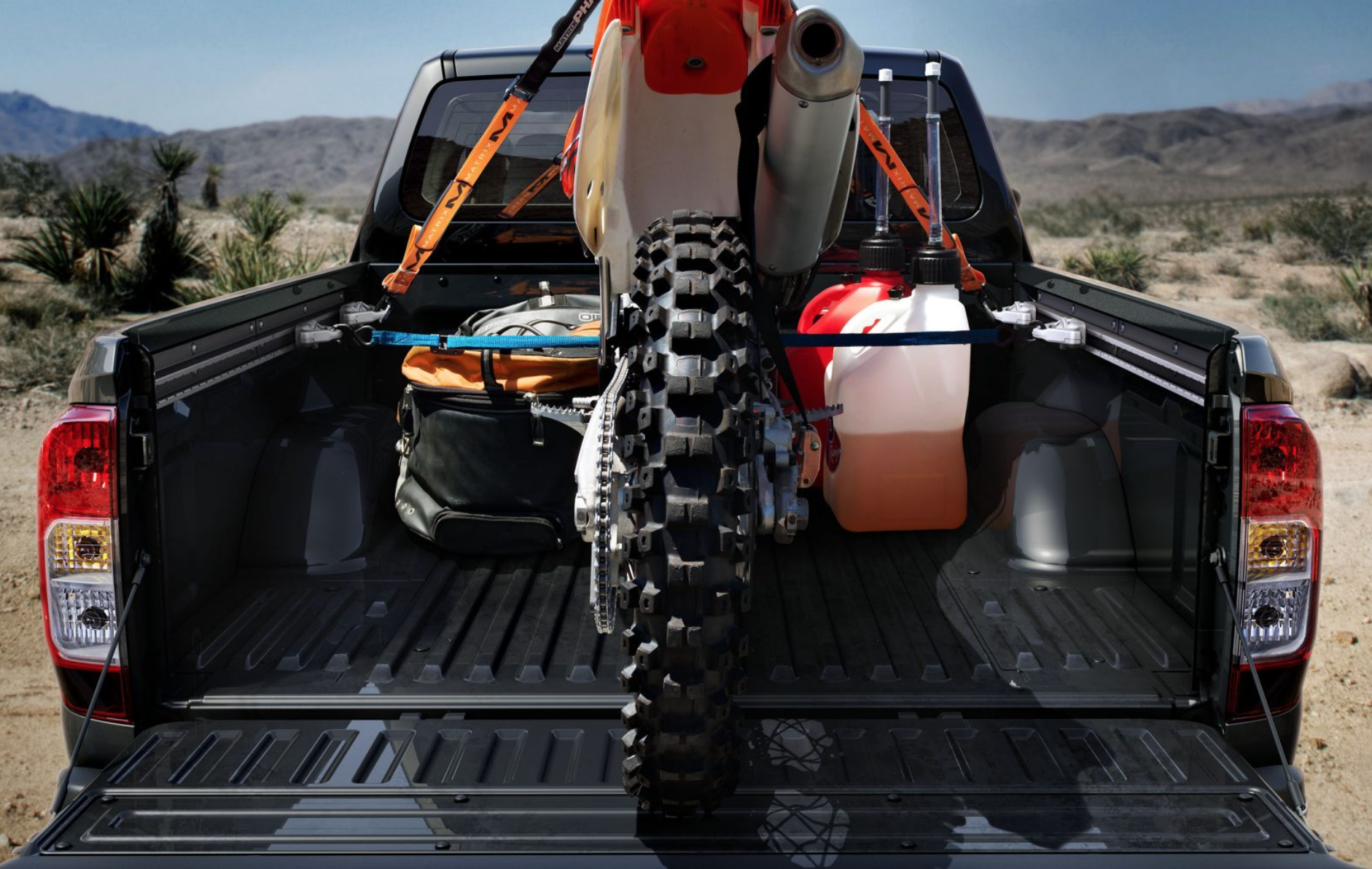 Grâce au système d’arrimage C-Channel intelligent, vous pouvez attacher des charges de toute forme et toute taille aux trois côtés du plateau du pick-up