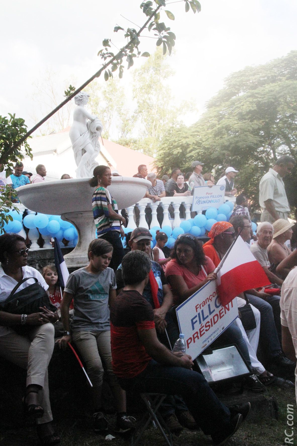 A fond derrière Fillon. Au pied de la fontaine, ça coule de source...