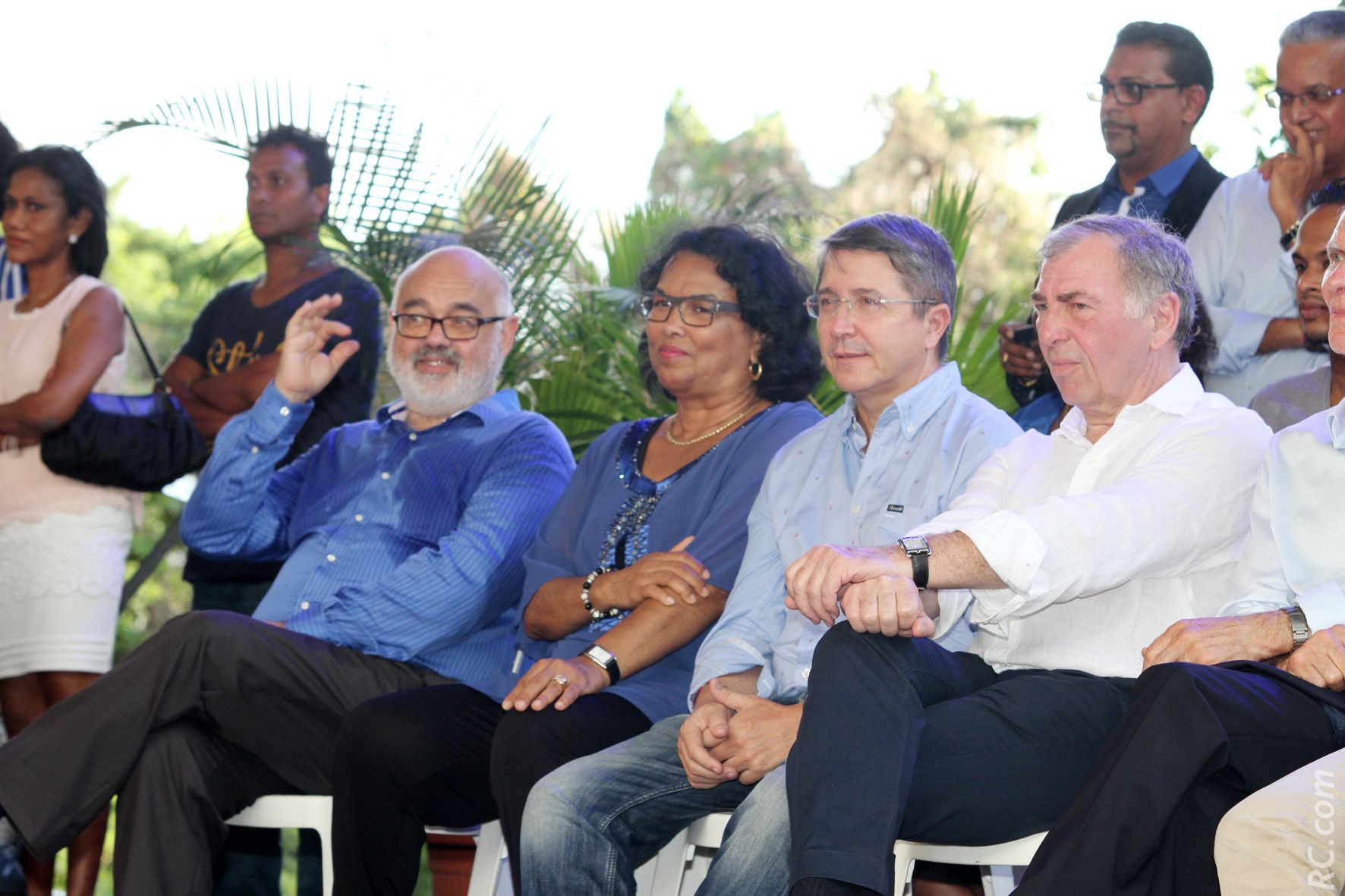 «Nickel ce discours» semble se dire Patrick Malet, le maire de Saint-Louis (à gauche)