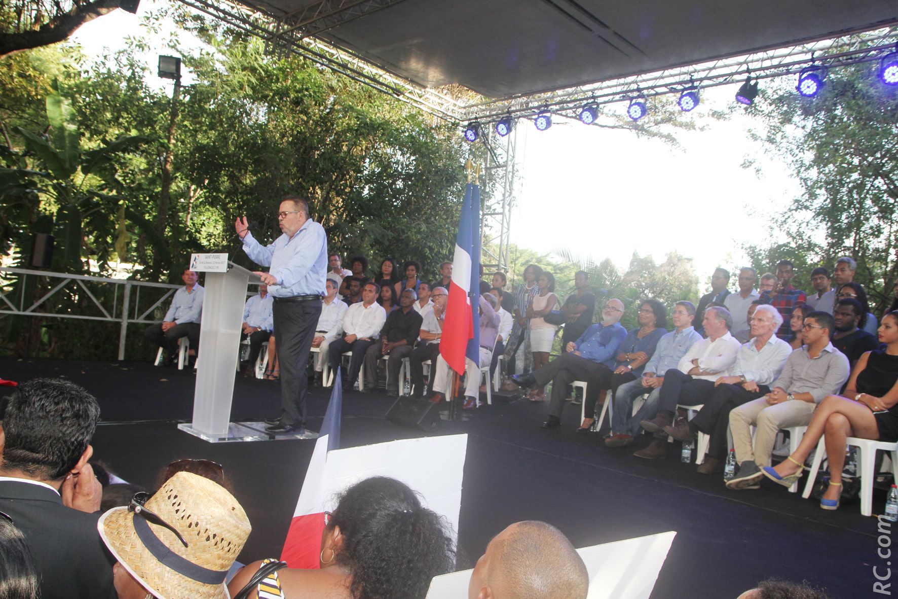 Politique : François Fillon acclamé à Saint-Pierre