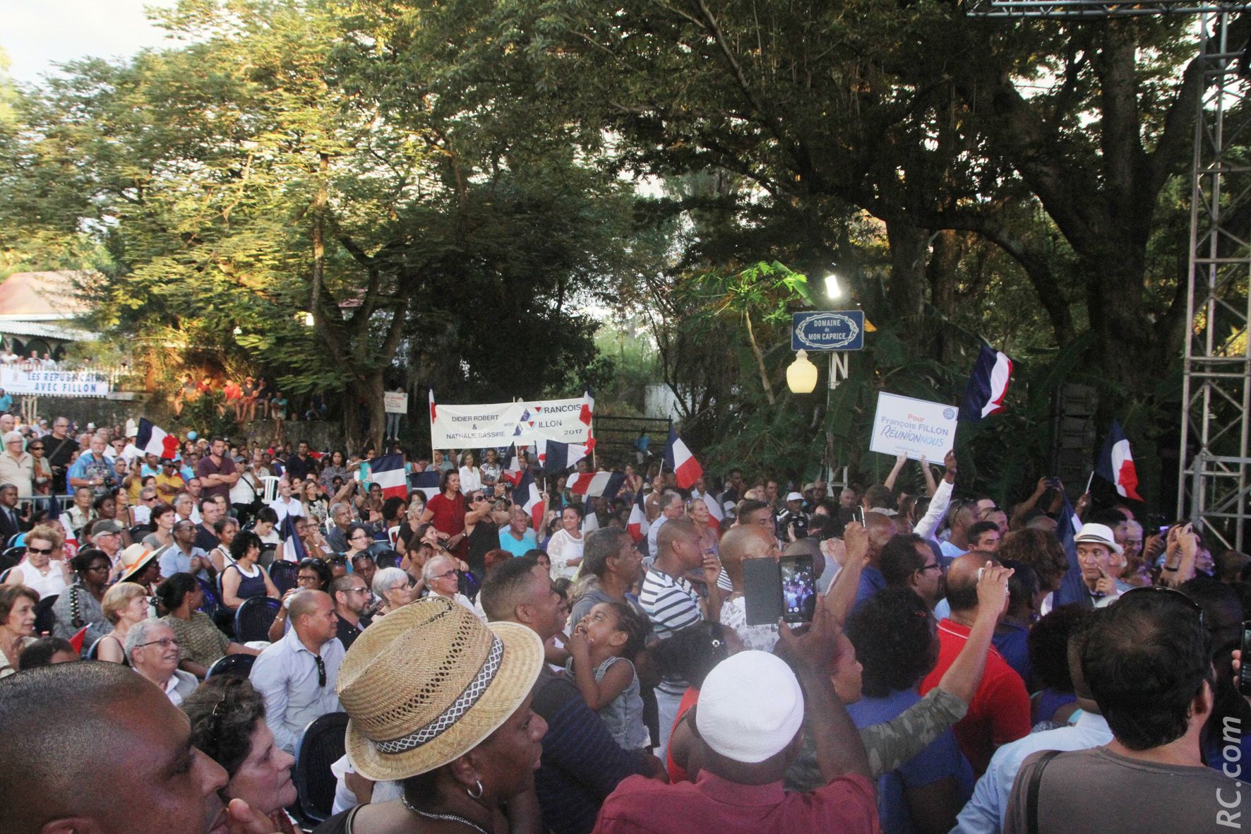 Politique : François Fillon acclamé à Saint-Pierre
