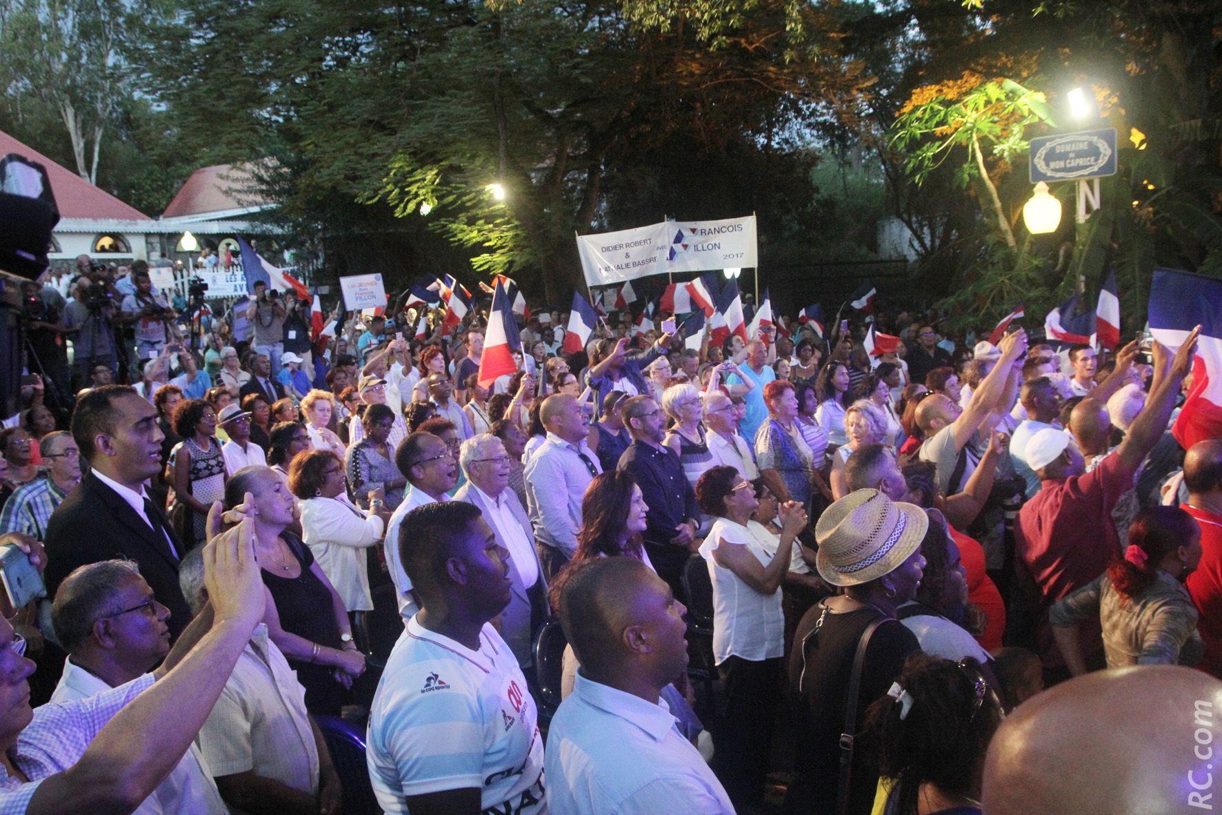 Politique : François Fillon acclamé à Saint-Pierre