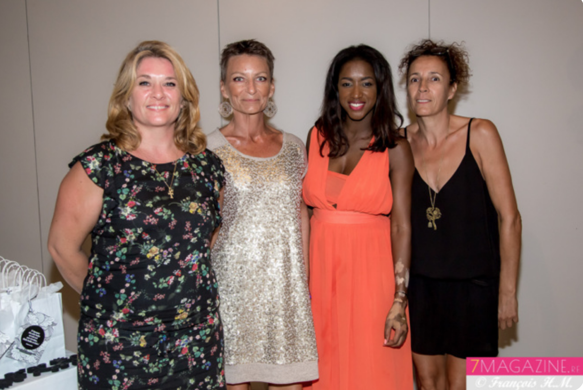 Hapsatou Sy entourée de Sandrine, Carole et Malika, distributrices de la marque à La Réunion