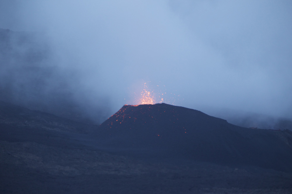 Les images du volcan de ce lundi