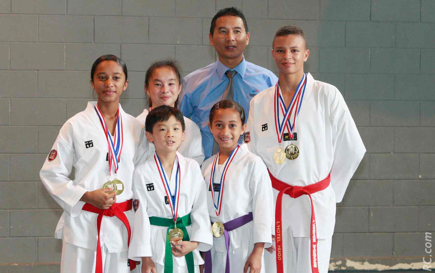 Philippe Bernard entouré de jeunes taekwondistes prometteurs du Tampon Dojang : Candice et Gwendauly Niclin, Emannuelle et Olivier Ah-Pine et Hugo Lhotel
