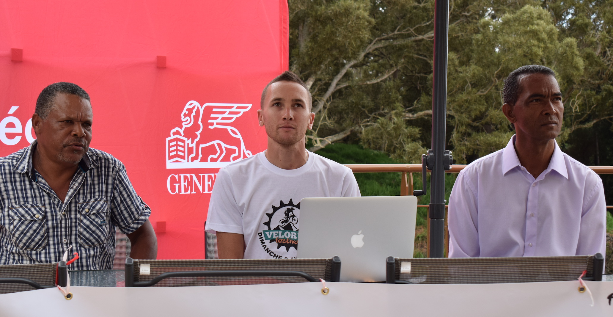 Grégory Maillot, entouré par Alexandre Thomas, adjoint au sport à la Mairie de Trois Bassins, et de Jean-Hugues Ramakistin, président du club 2CTB