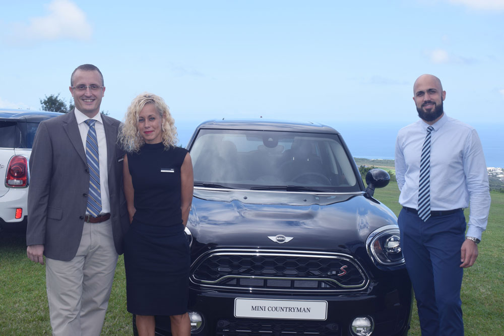 L'équipe Leal Réunion devant le nouveau Countryman. A droite Damien Vally, nouveau chef des ventes, il remplace Laurent Raffray