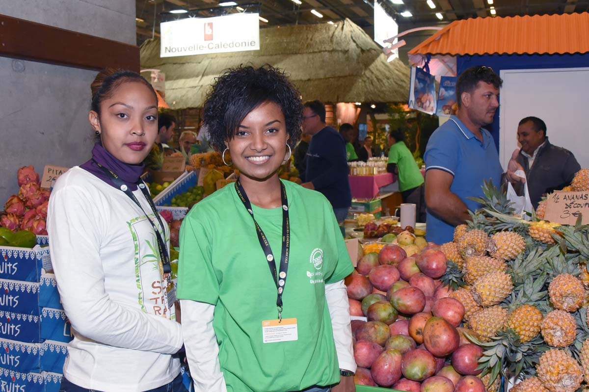 Sur le stand de la SCA Fruits de La Réunion: Stecy Manent et Hillary Zitte