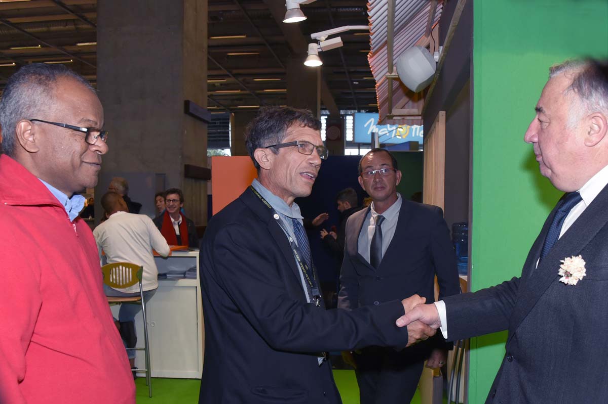 Le président du Sénat, Gérard Larcher avec le président de la Chambre d'Agriculture de La Réunion, Jean-Bernard Gonthier