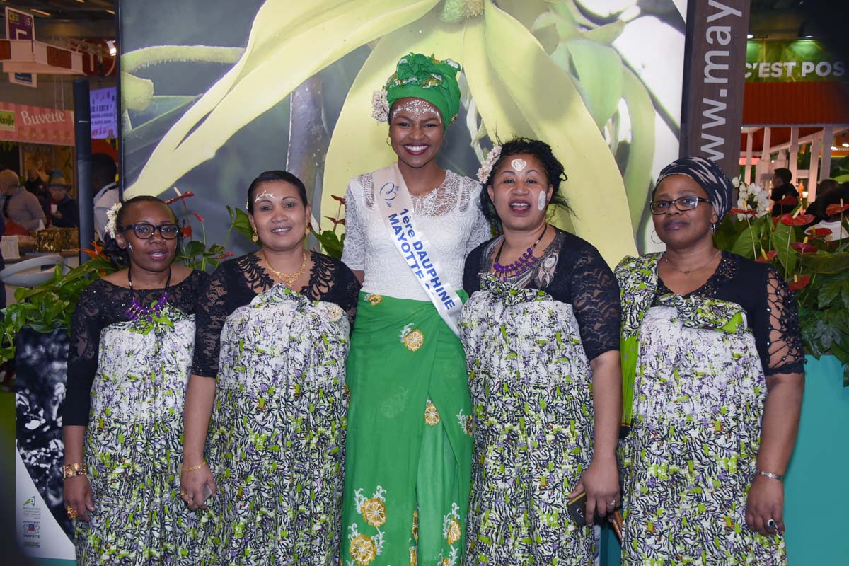 Mélisa Keisler, 1ère dauphine de Miss Mayotte 2016, avec les musiciennes mahoraises