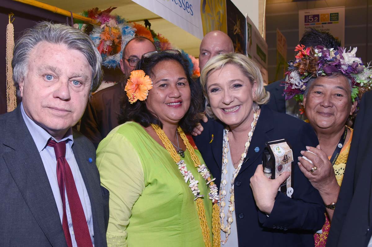Visite de Marine Le Pen au stand de la Polynésie française. Ici avec Gilbert Collard et Yvette Temauri, présidente de la Chambre d'Agriculture (à droite).
