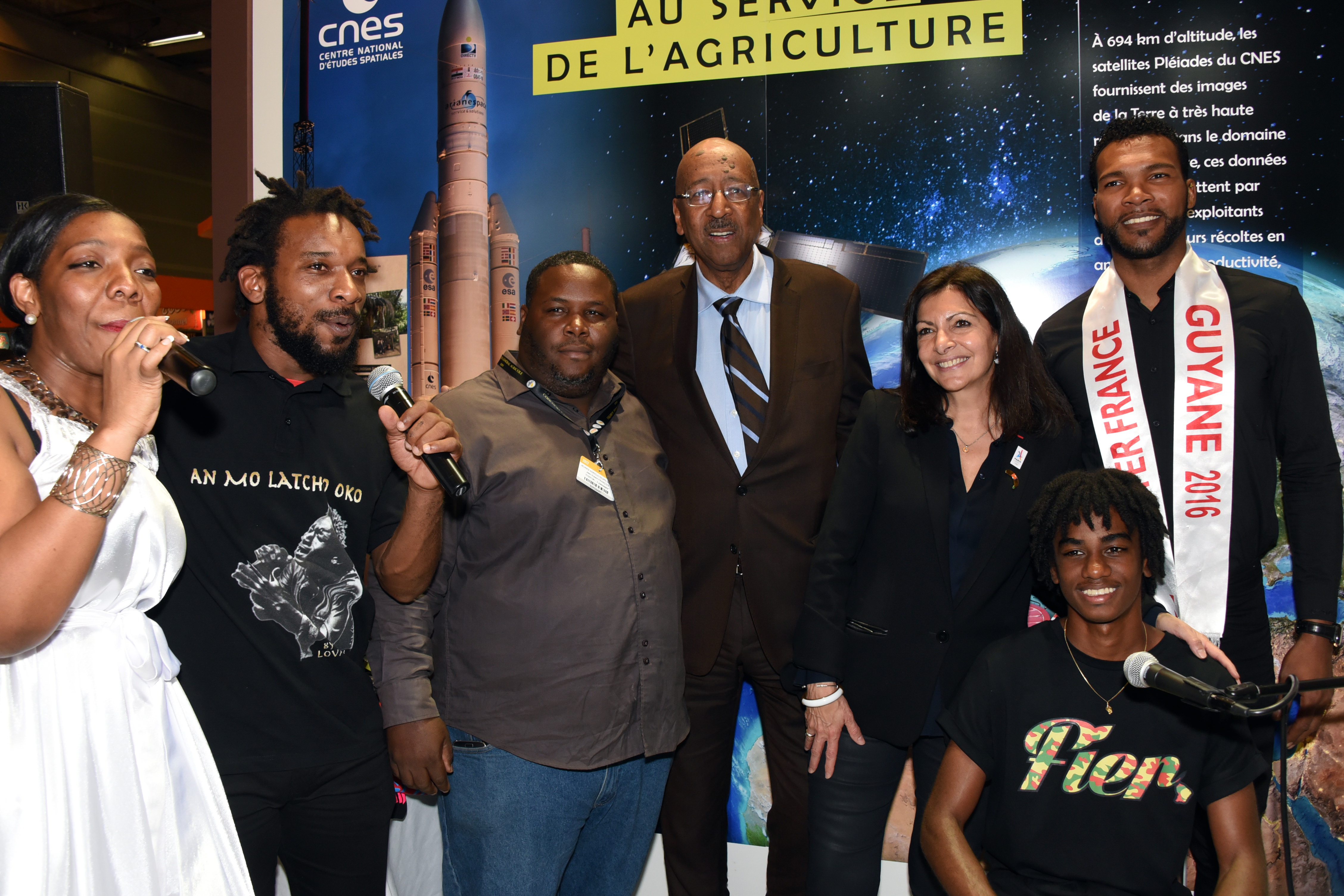 Anne Hidalgo sur le stand de la Guyane en compagnie du sénateur Georges Patient