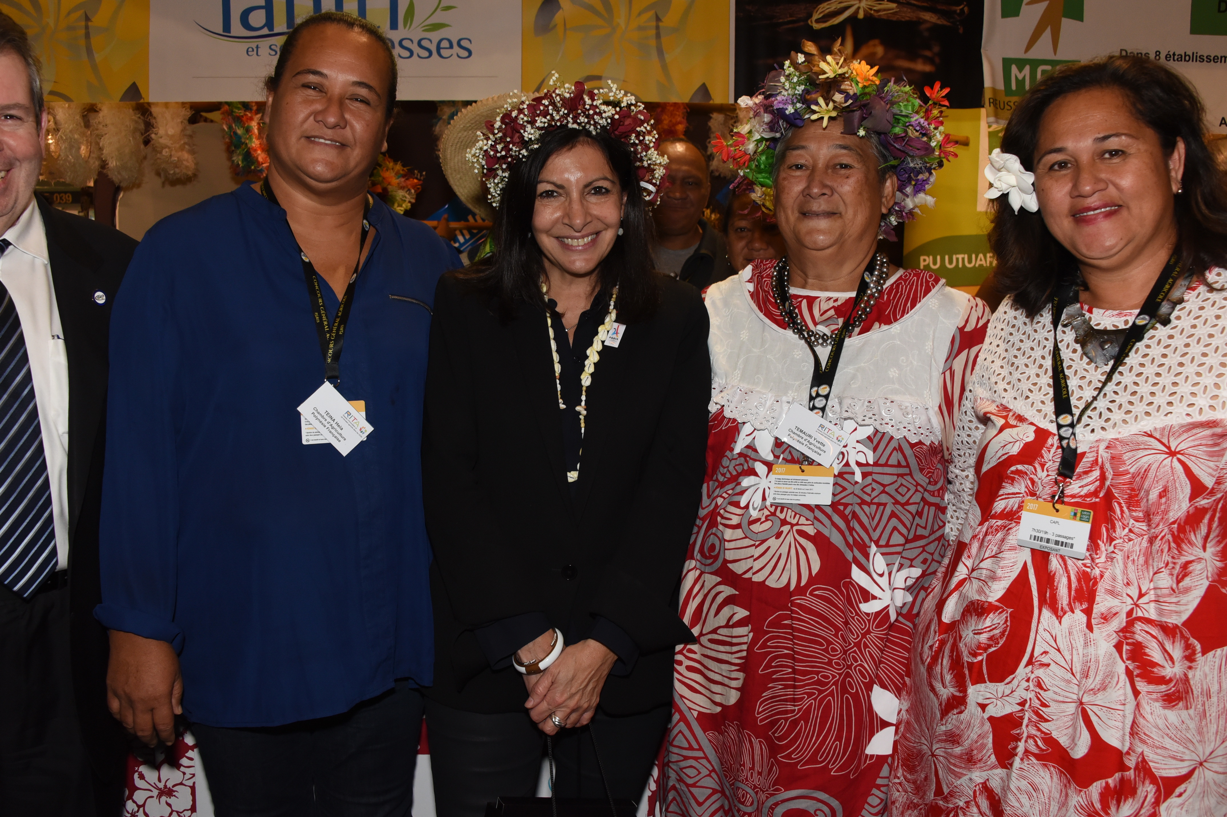 Une belle couronne tahitienne pour Anne Hidalgo, un cadeau d'Yvette Temauri, présidente de la Chambre d'Agriculture de Polynésie française