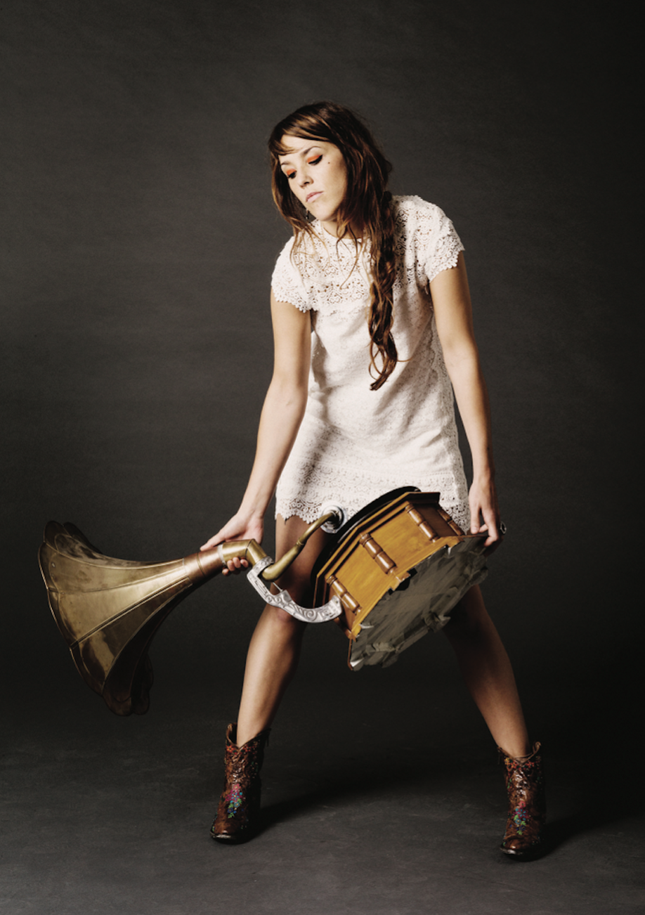 Elle sautille tout le temps sur scène, c'est sa marque de fabrique: "J'adore chanter, j'ai beaucoup d'énergie, et je danse comme une folle" nous dit-elle