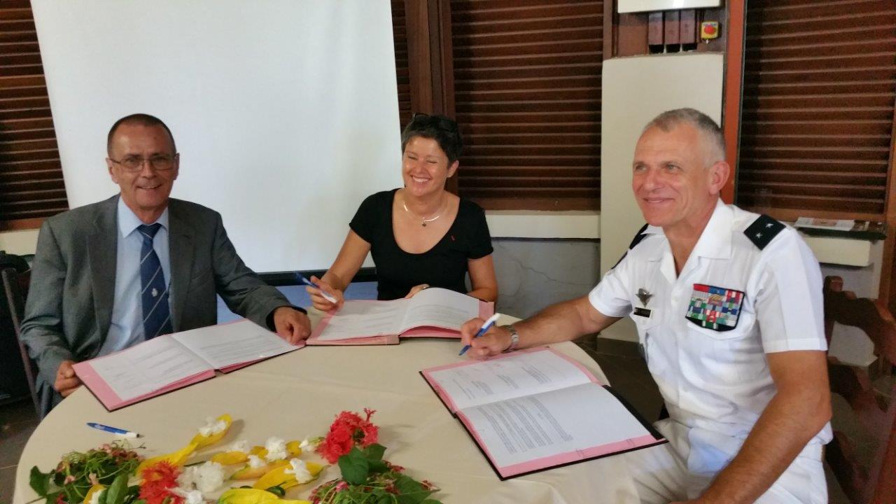 Signature de la convention par Bernard Salva, Nathalie Costantini et le général Frank Reignier