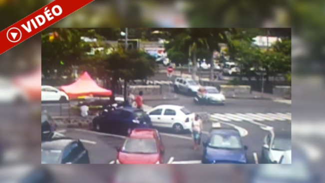 Saint-Paul: Accident spectaculaire devant le Super U