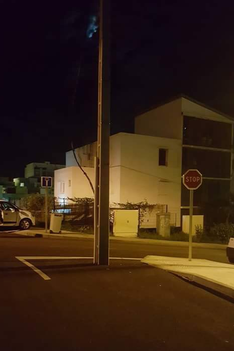 Insolite : Le poteau électrique qui dit stop !