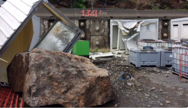 Un préfabriqué du chantier de la Nouvelle route du Littoral détruit par un bloc rocheux