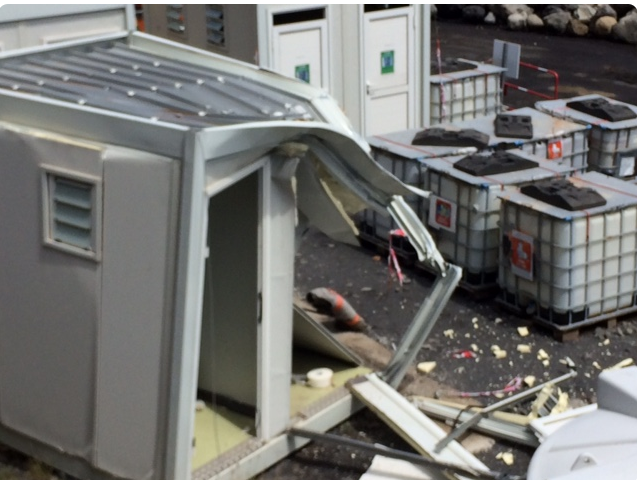 Un préfabriqué du chantier de la Nouvelle route du Littoral détruit par un bloc rocheux