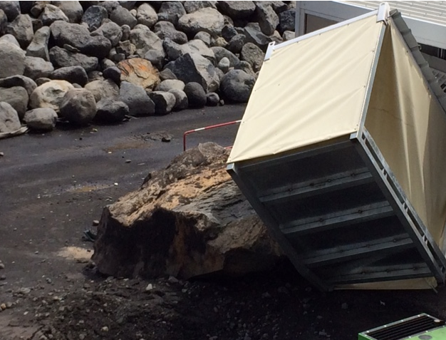 Un préfabriqué du chantier de la Nouvelle route du Littoral détruit par un bloc rocheux