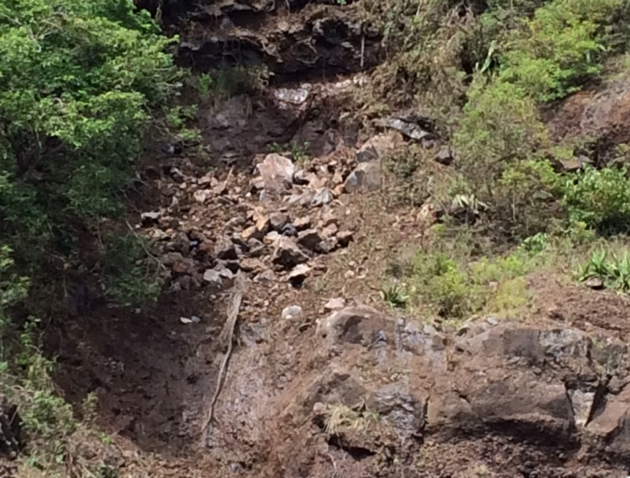 Un préfabriqué du chantier de la Nouvelle route du Littoral détruit par un bloc rocheux