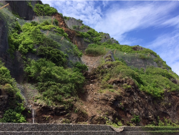 Un préfabriqué du chantier de la Nouvelle route du Littoral détruit par un bloc rocheux
