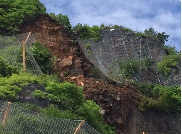 Un préfabriqué du chantier de la Nouvelle route du Littoral détruit par un bloc rocheux