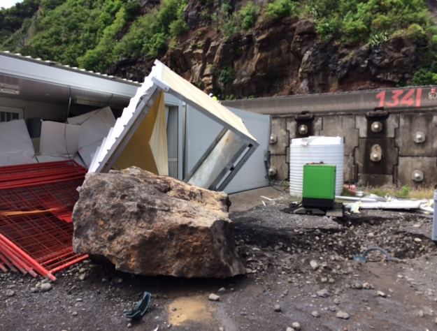 Un préfabriqué du chantier de la Nouvelle route du Littoral détruit par un bloc rocheux