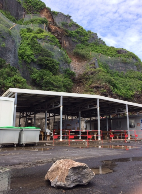 Un préfabriqué du chantier de la Nouvelle route du Littoral détruit par un bloc rocheux