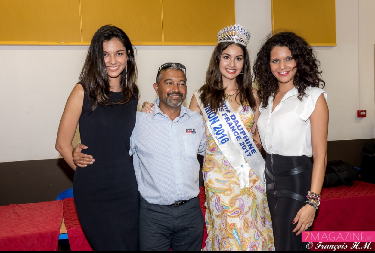 Thierry Araye, directeur de Télé Kréol, entouré de trois Miss Réunion, l'heureux homme!