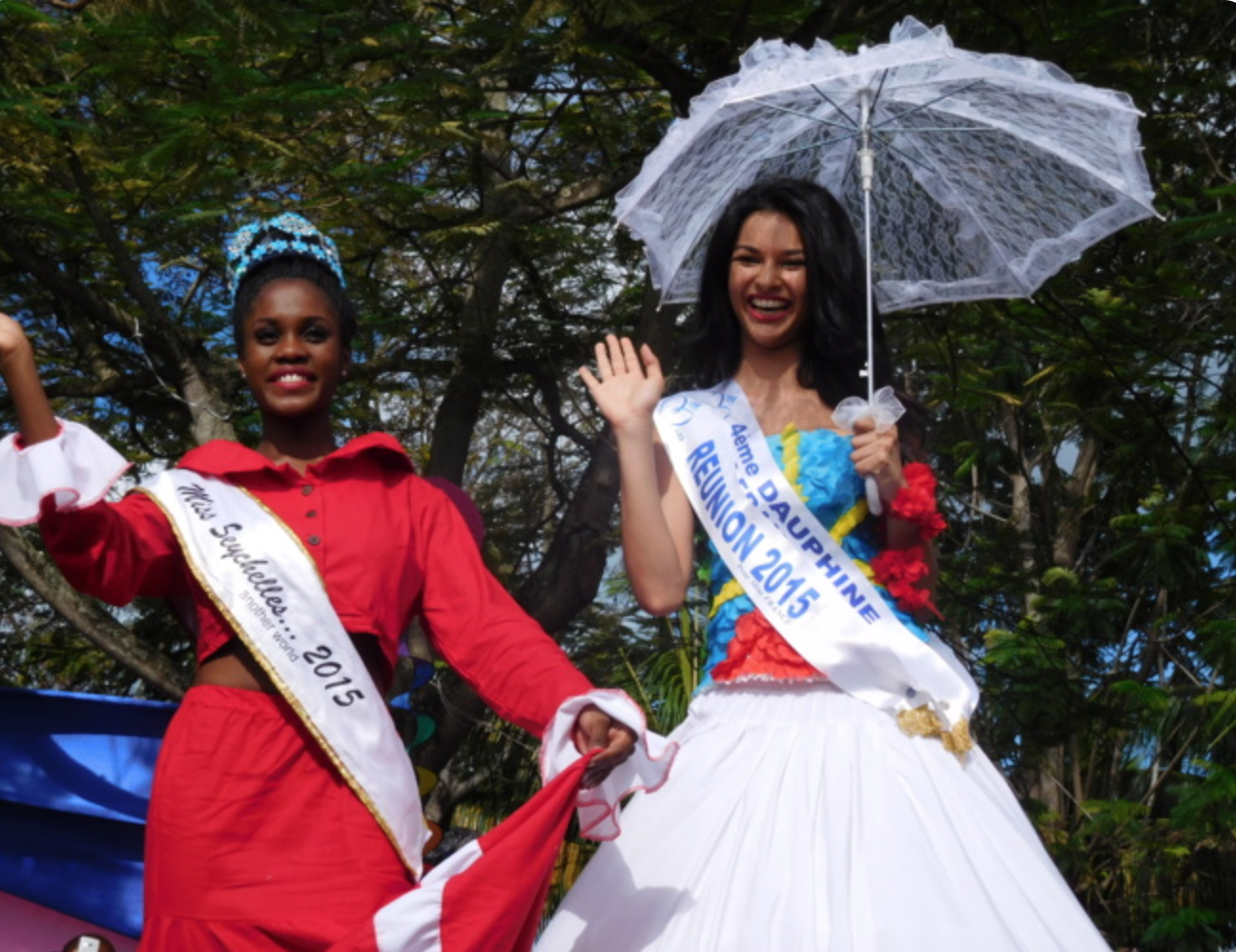 Chaque année, Miss Réunion participe à ce carnaval, ici Azuima Issa en 2016, aux côtés de Miss Seychelles