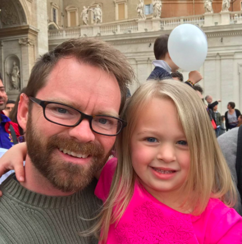 Une petite fille dérobe la calotte du pape