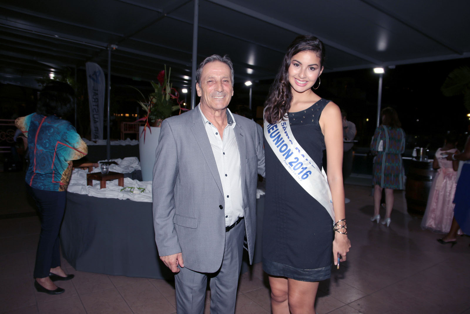 Ambre avec Jean-Marie Missilier, directeur du Pressing L'Océan à Saint-Denis, pressing officiel de Miss Réunion