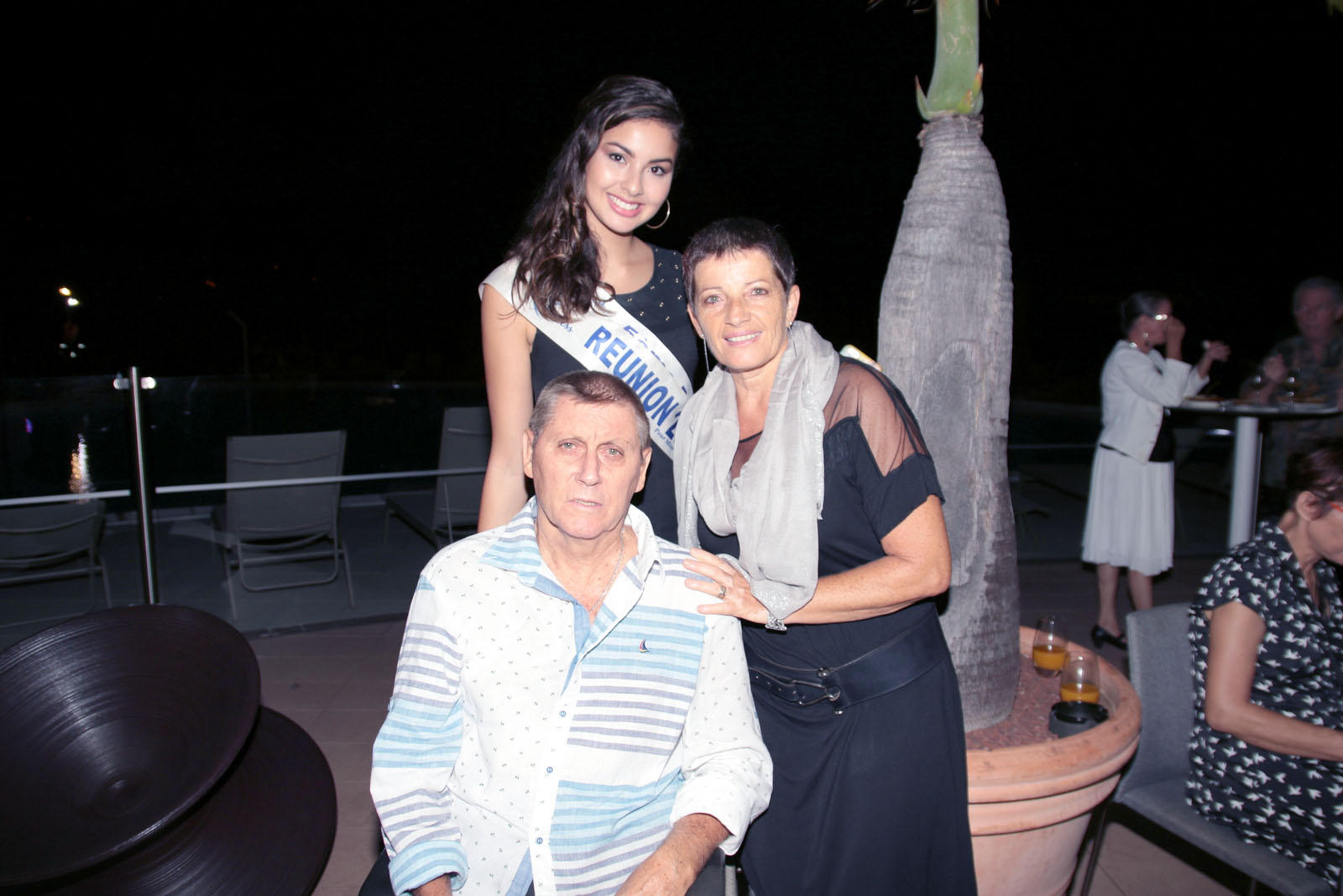 Miss Réunion avec des invités de la soirée