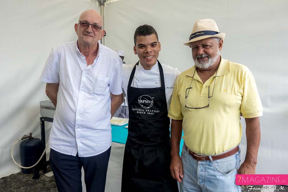 Le chef mathieu Henriette avec André Rochetaing (à droite), Toque Blanche, et d'un invité