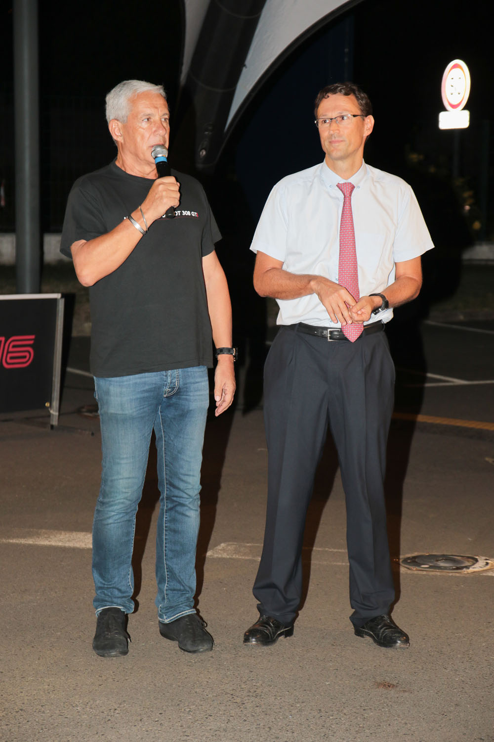 François Caillé et Marc Bergeretti, directeur général de Peugeot