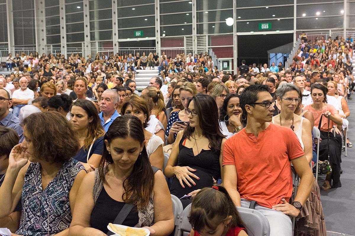 Une salle pleine comme un oeuf!