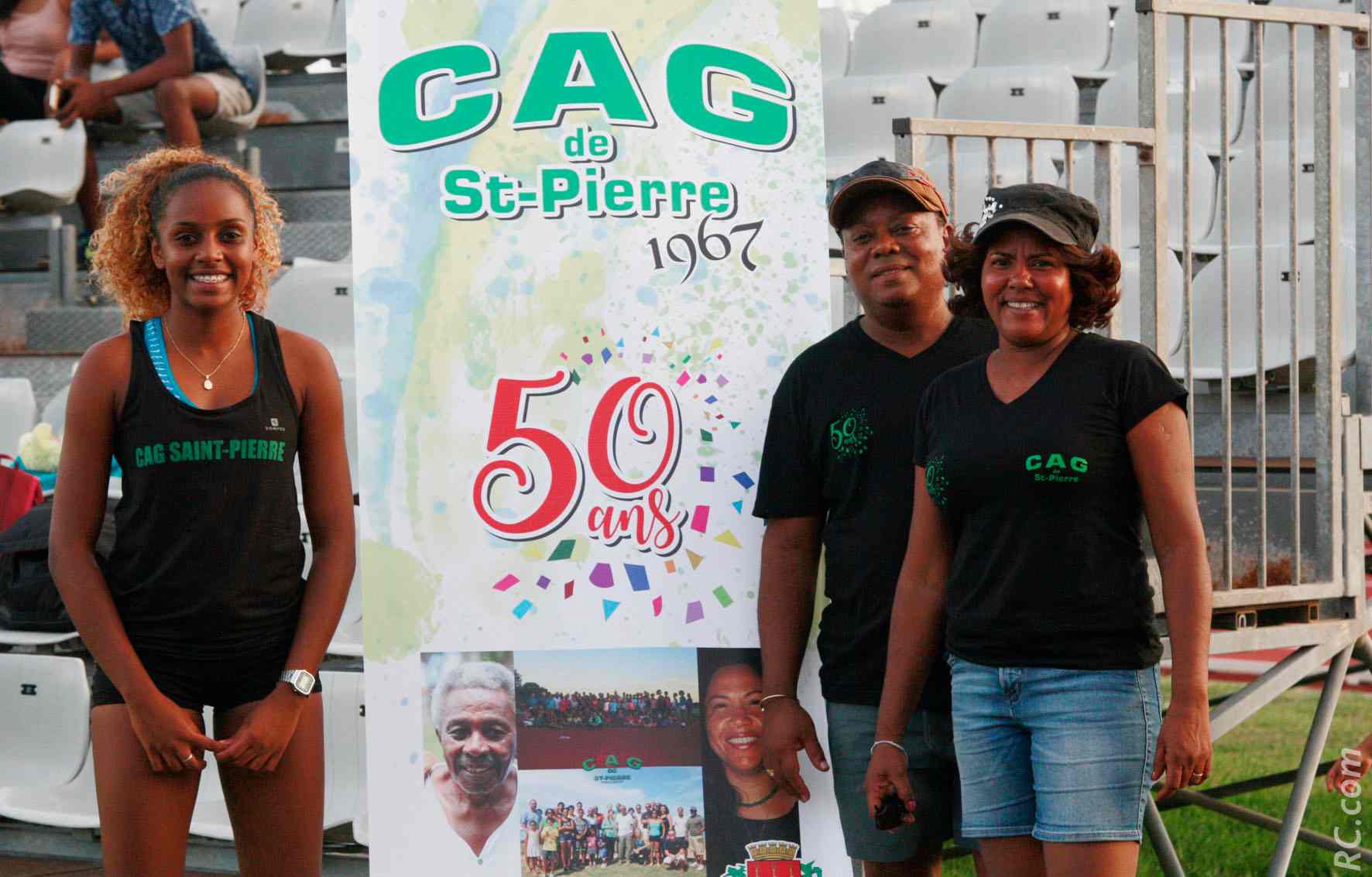 Papa et maman Andichy encouragent la fille Sergine Andichy sprinteuse de talent du CAG