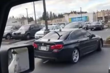 [VIDEO] Fallait mieux se garer!