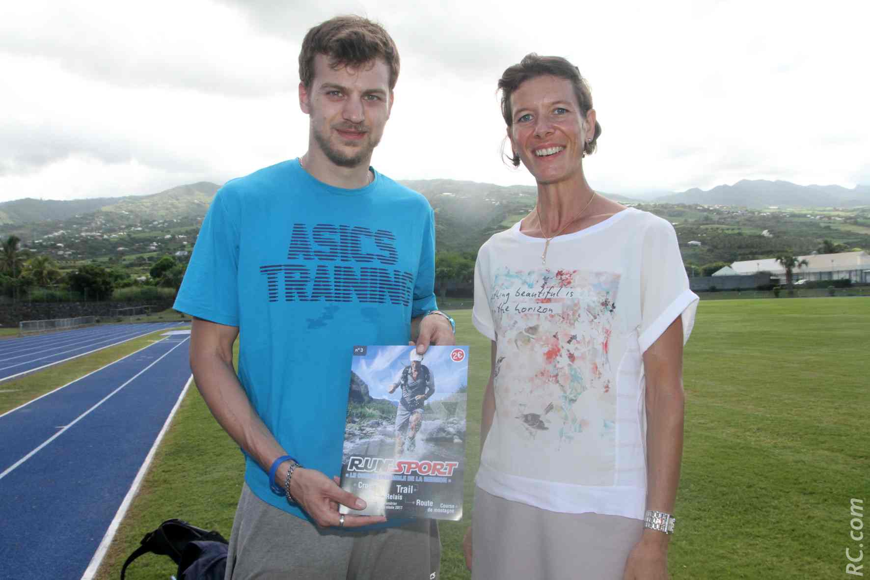 Christophe Lemaître vient de recevoir un «Run-Sport» qui traite de l'athlétisme à la réunion,  et Anne Atia de la Ligue Réunionnaise d'Athlétisme