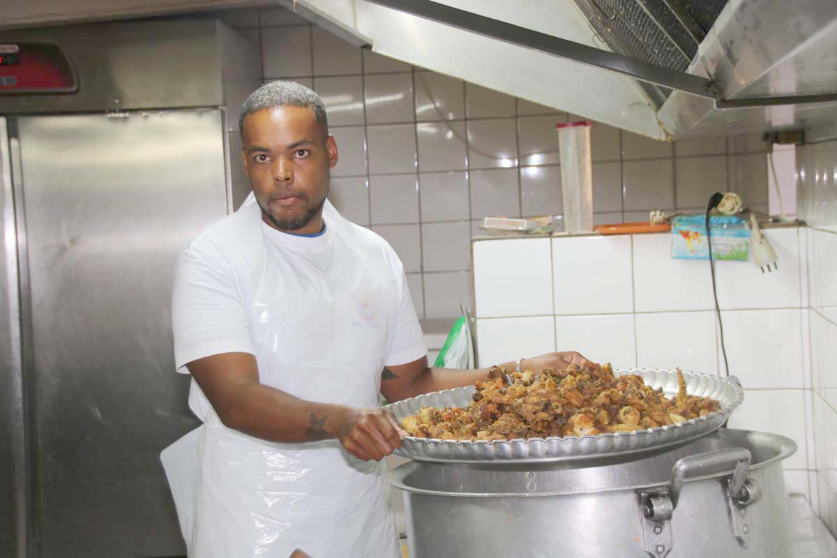 Au menu, poulet champignons, thon massalé, glaces et bûches