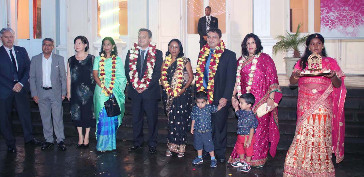 Sanjeev Kumar, Consul de l'Inde à La Réunion, son épouse, et leurs enfants étaient présents aux côtés du président Didier Robert