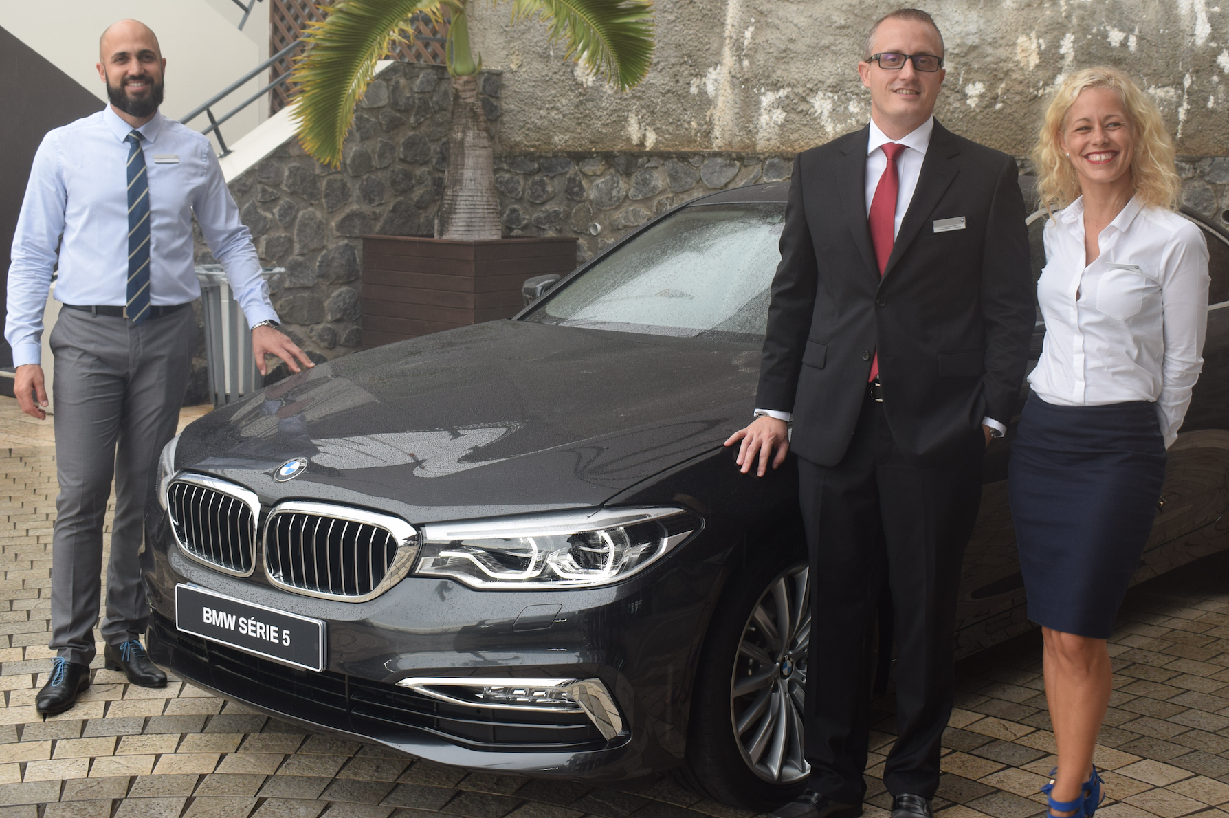 Damien Vally, chef des ventes, Phillipe-Alexandre Rebboah, directeur général Leal Réunion, et Marie Pourbaix, déléguée marketing, devant la Série 5